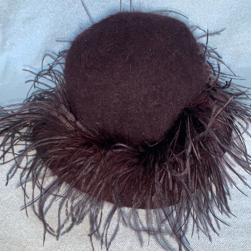Cheveux Angola blend hat with feather trim. - Picture 4 of 7
